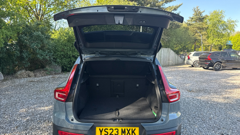 Volvo XC40 2.0 B4P Ultimate Dark 5dr Auto Petrol Estate
